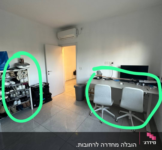חדר עם שולחן עבודה וכיסאות, מדף נעליים